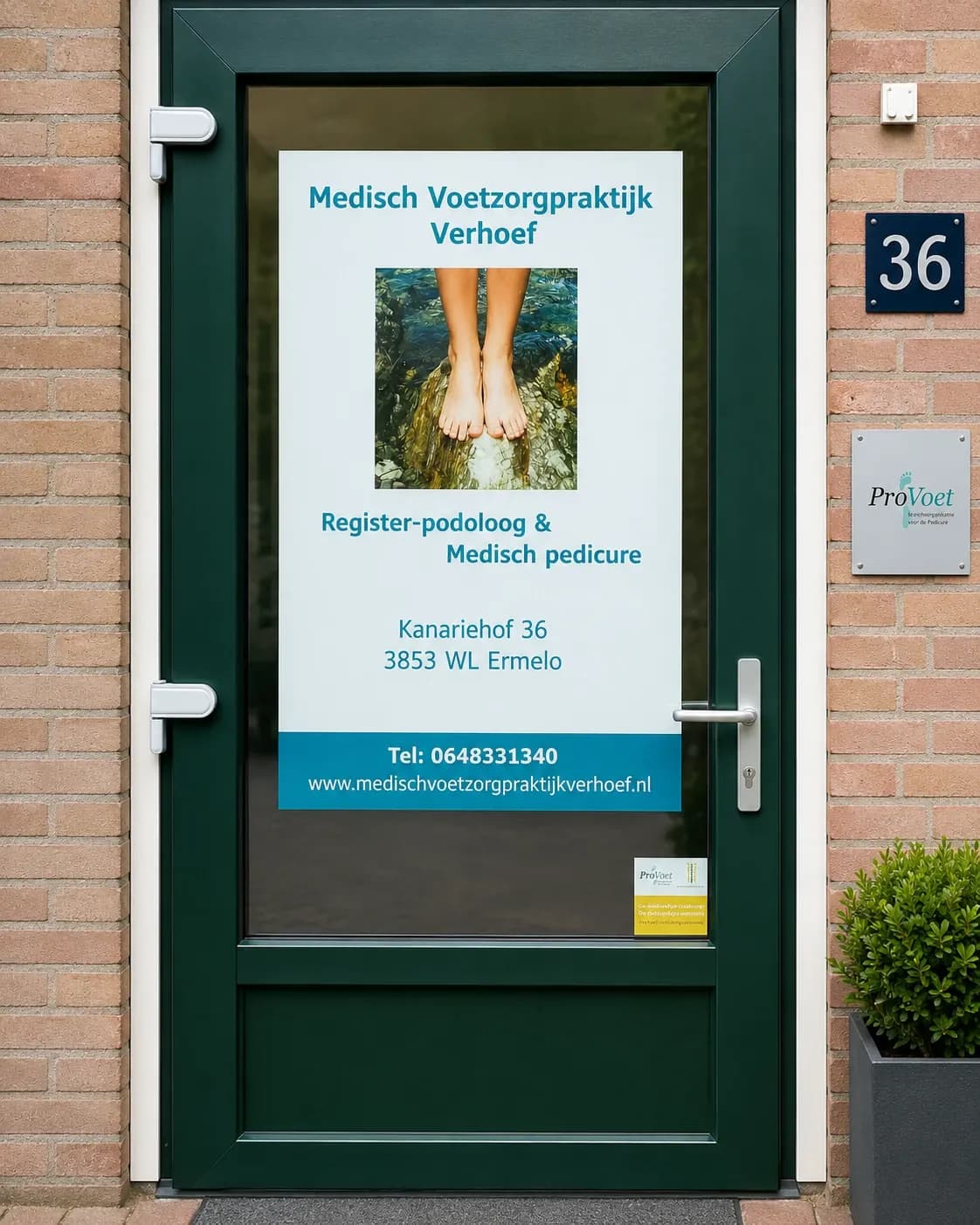 De eigen ingang van de praktijk aan de Kanariehof 36 in Ermelo, met het bord van Medisch Voetzorgpraktijk Verhoef op de deur